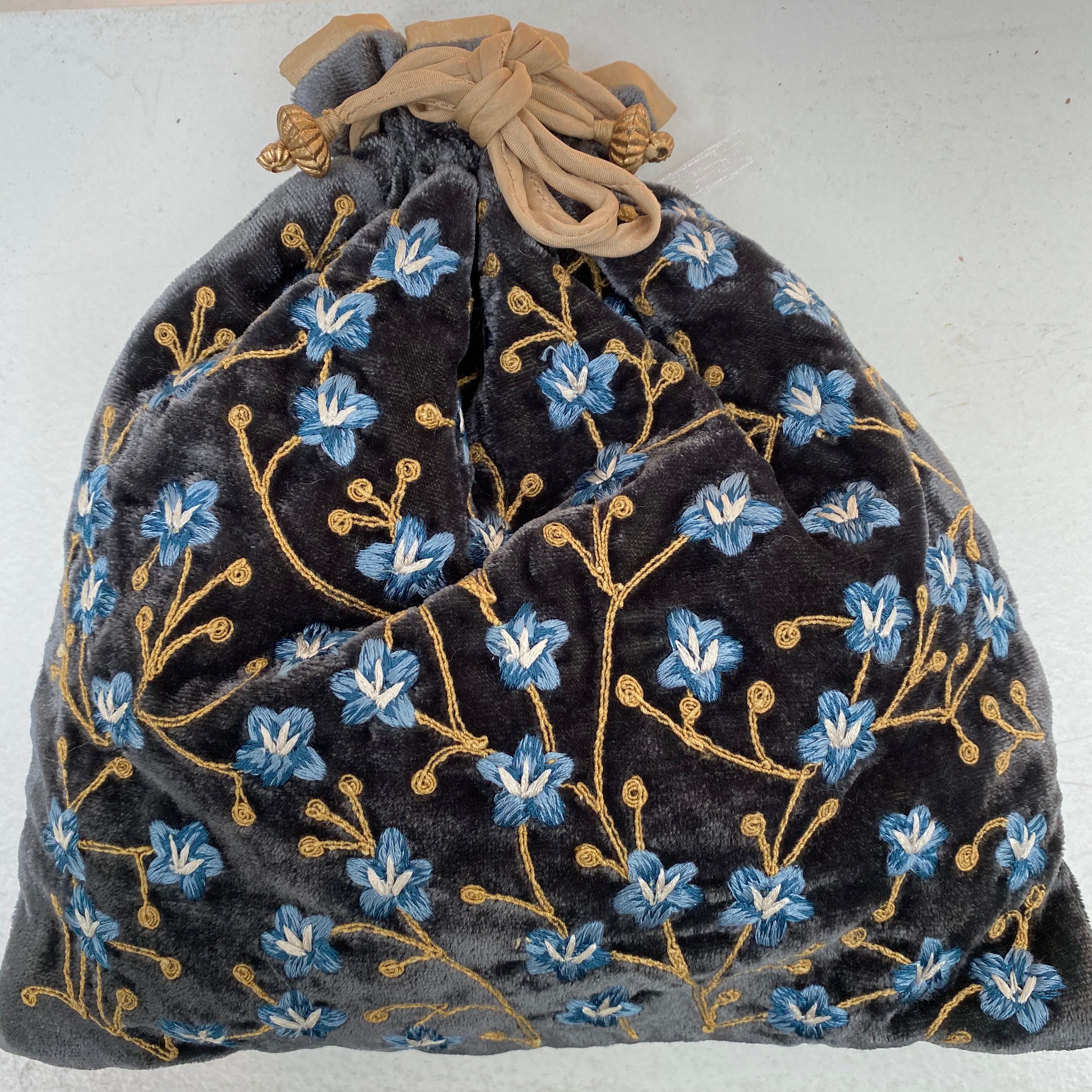 Anke Drechsel handgeborduurde pochette