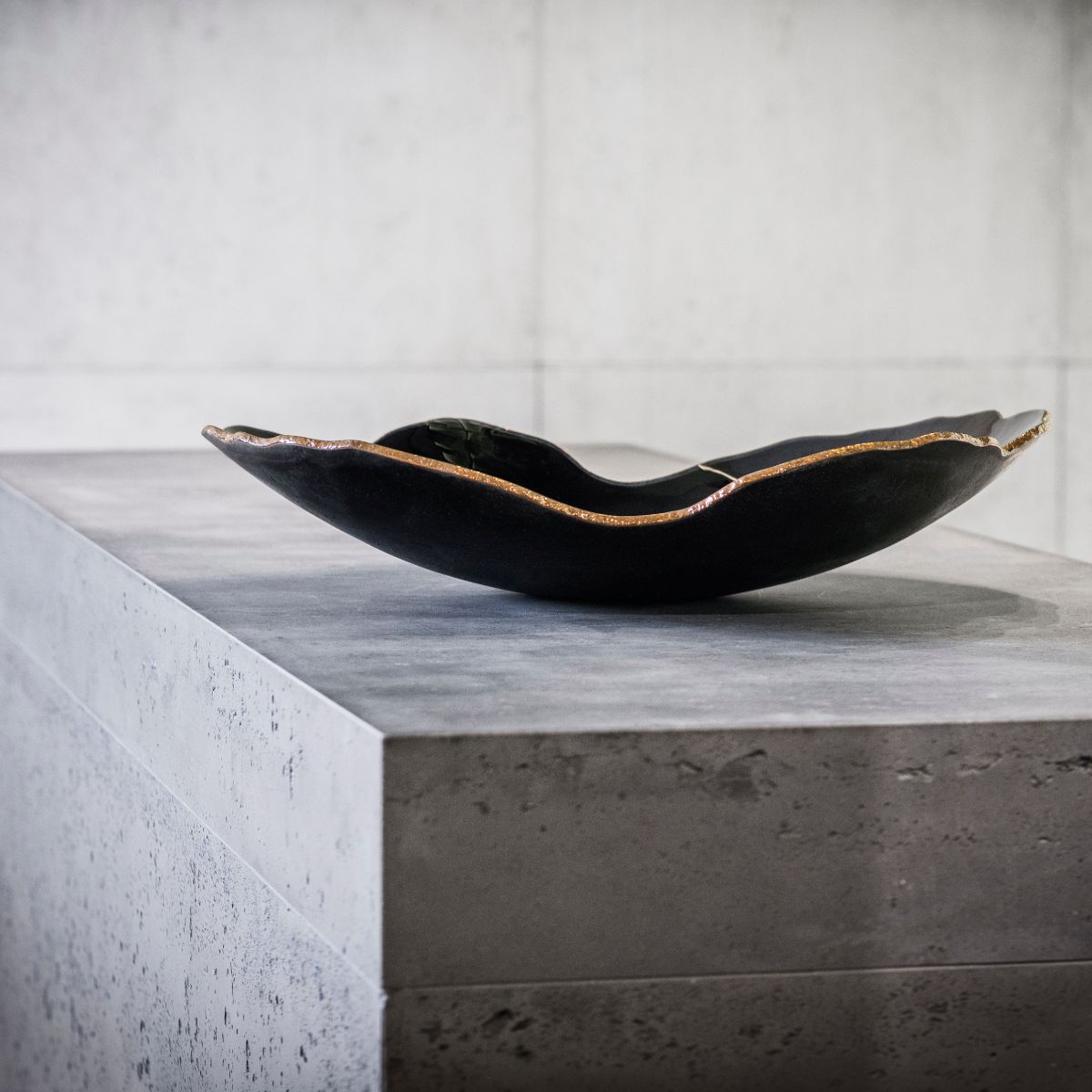 Regina Meideros glass bowl Mapa preta bronze top