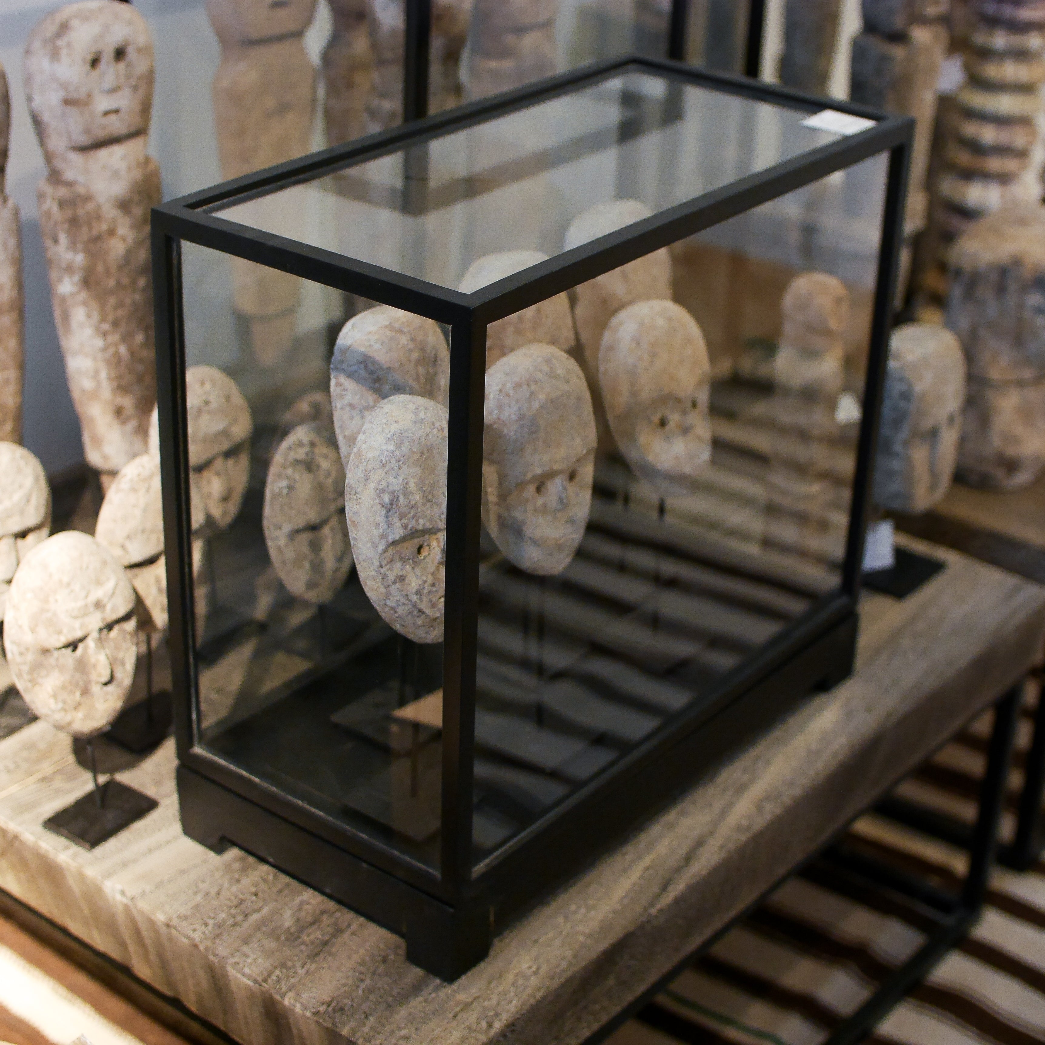 Magazijn Breit  Vitrine kastje