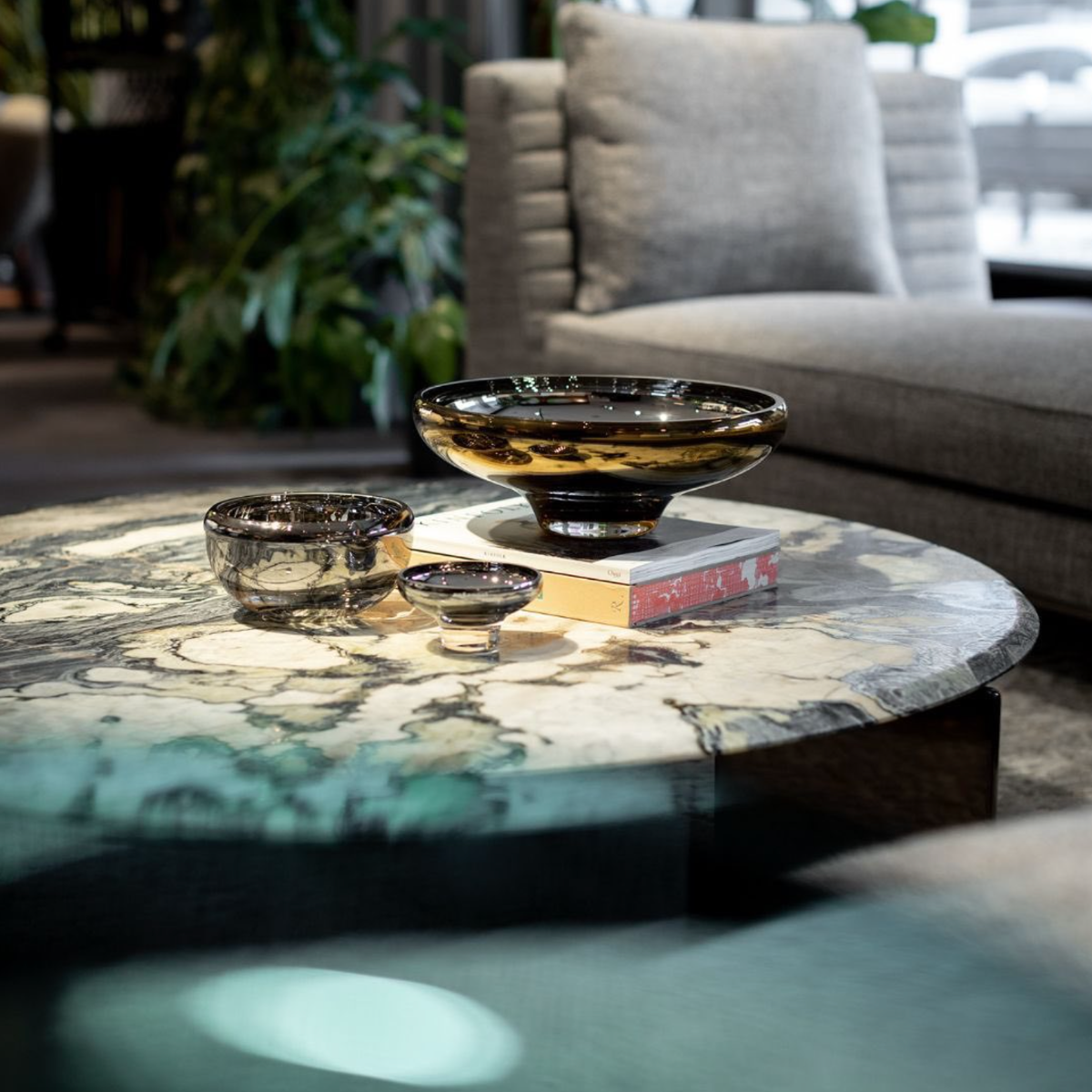 Large bowl  - decoratieve glazen schaal, Amber