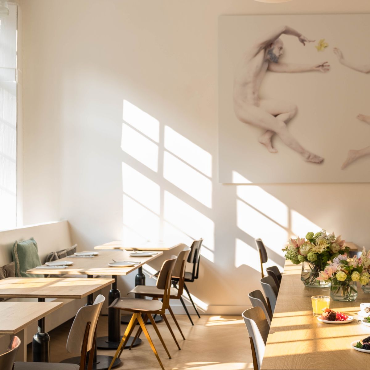 Apollo dining table